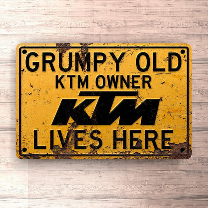 Ktm Grumpy Old Ktm Owner Lives Here Skilte, Musemåtte, Dørmåtte , Plakat-Skilte-KTM-Garage Culture Shop- garage - man cave - merchandise
