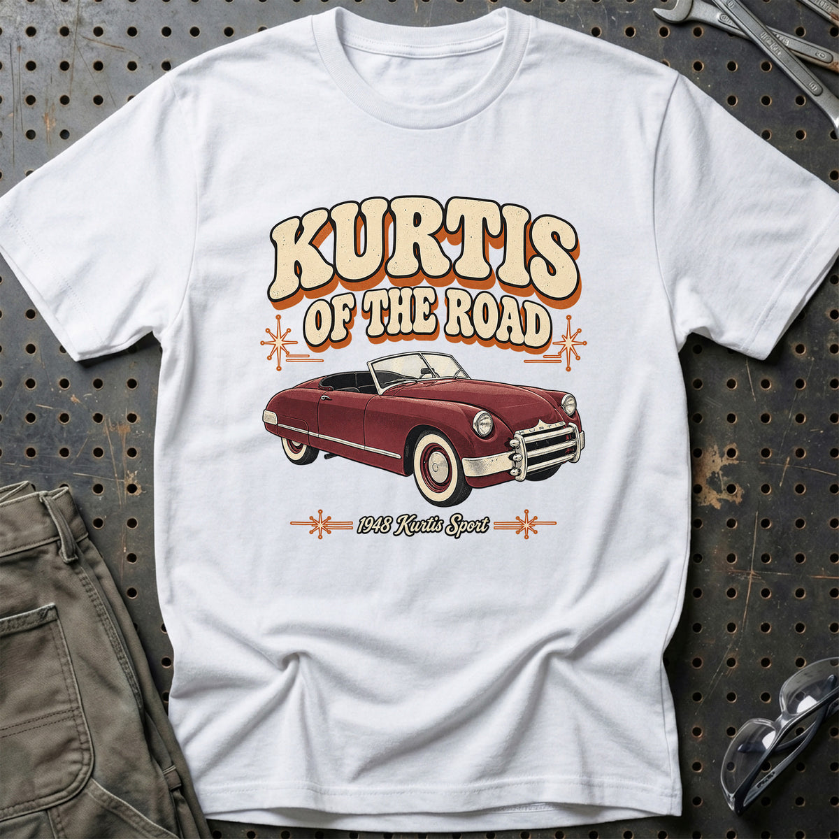 
Kurtis Sport 1948 – Kurtis of the Road T-Shirt – Hvid