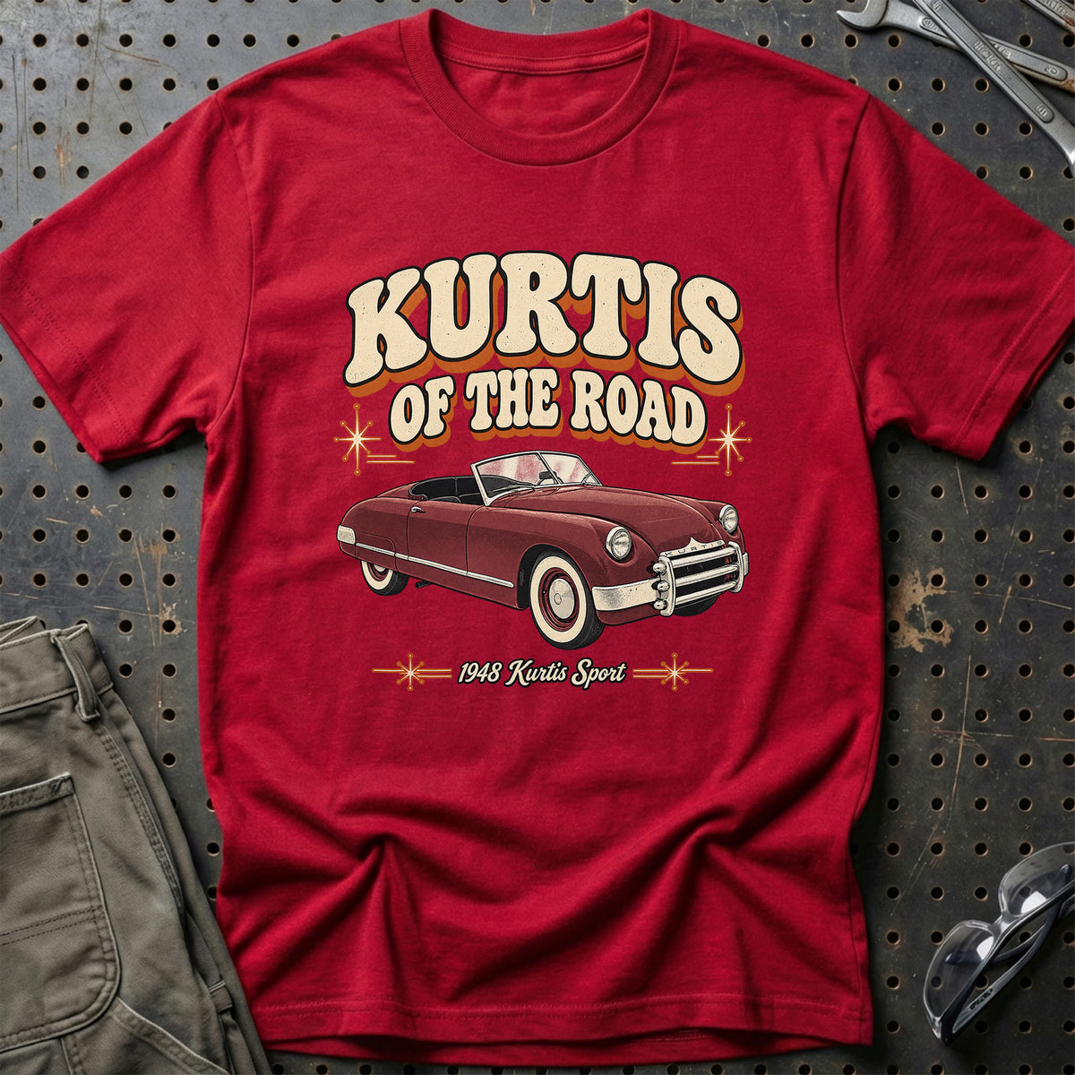 
Kurtis Sport 1948 – Kurtis of the Road T-Shirt – Rød