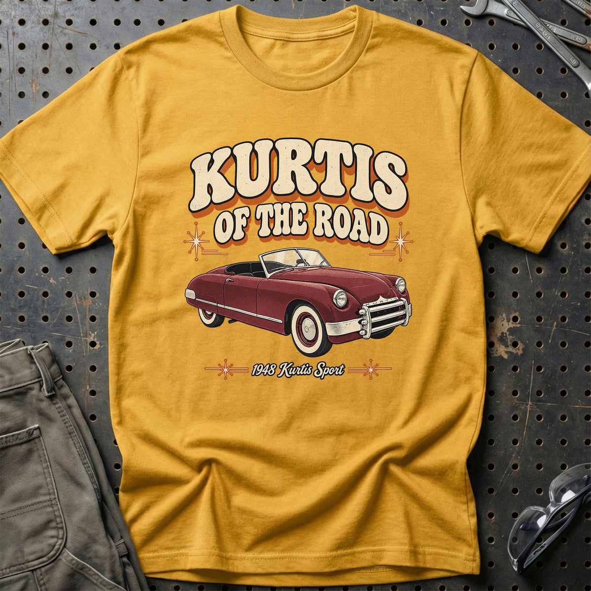 
Kurtis Sport 1948 – Kurtis of the Road T-Shirt – Guld