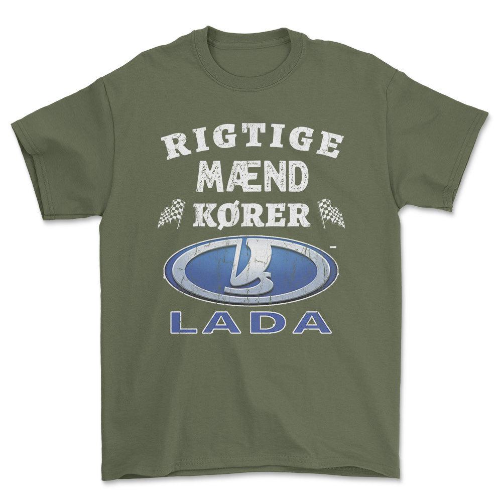 Lada Rigtige Mænd Kører - Unisex T-Shirt , Bomuld-Beklædning-Lada-Grøn Militær-S-Forside-Garage Culture Shop- garage - man cave - merchandise