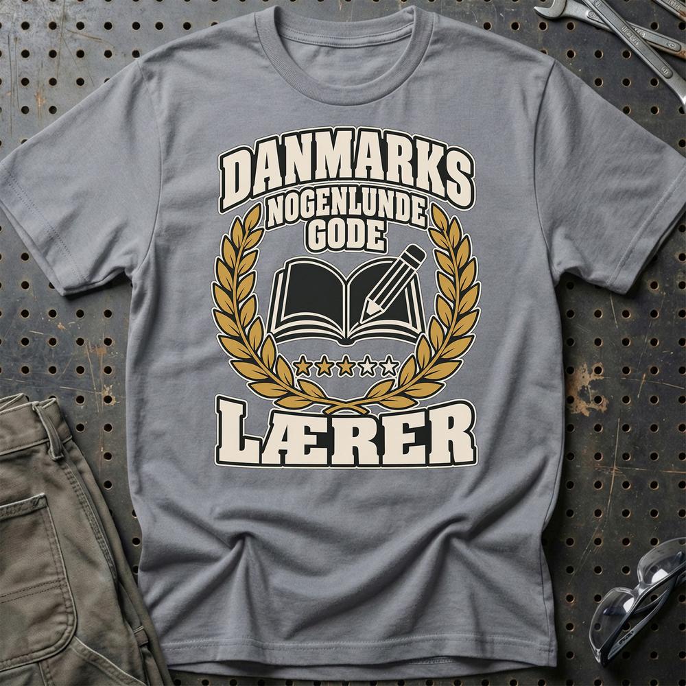 
Produktbillede af Lærer – Danmarks Nogenlunde Gode T-Shirt