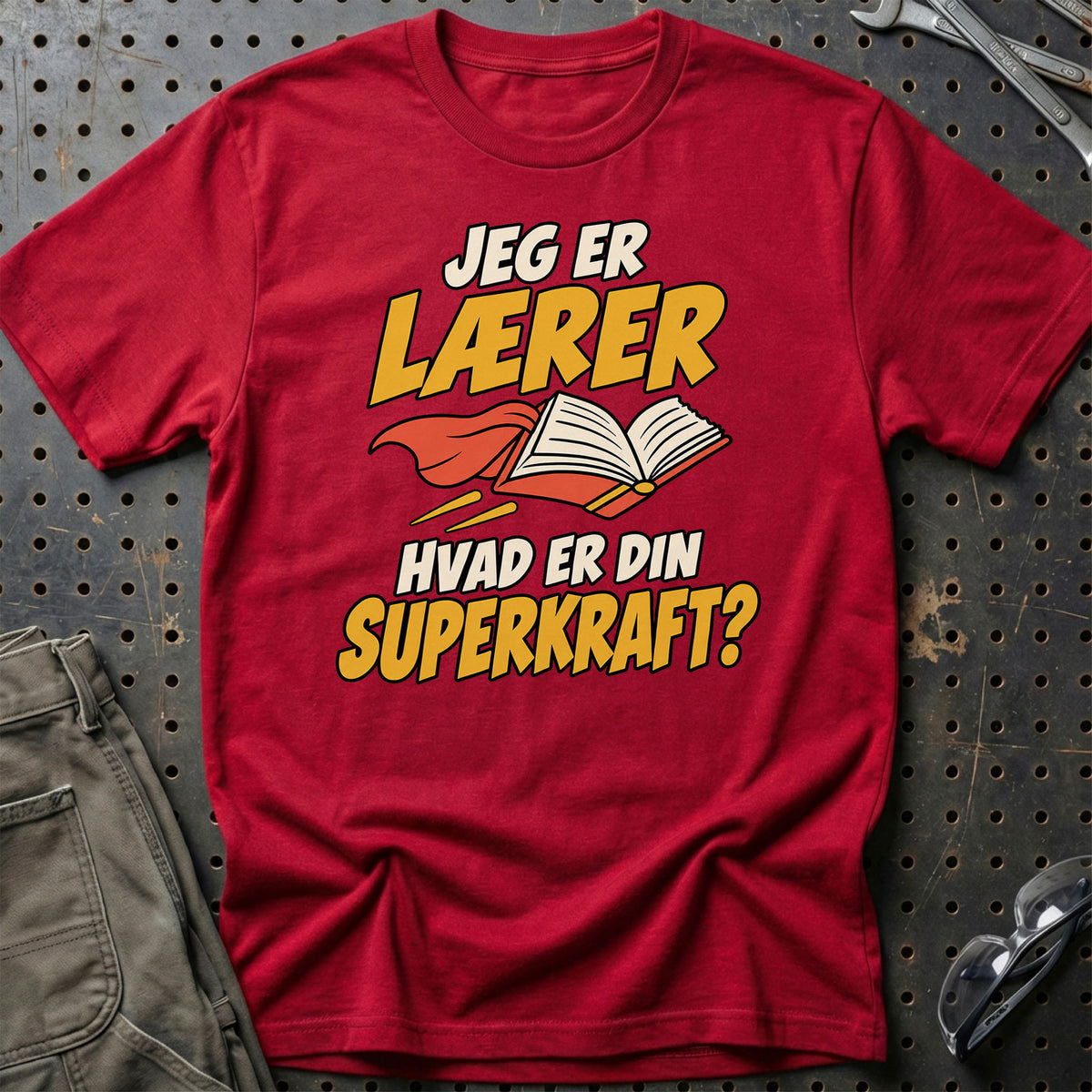 
Lærer – Hvad er din superkraft? – Unisex T-Shirt – Rød