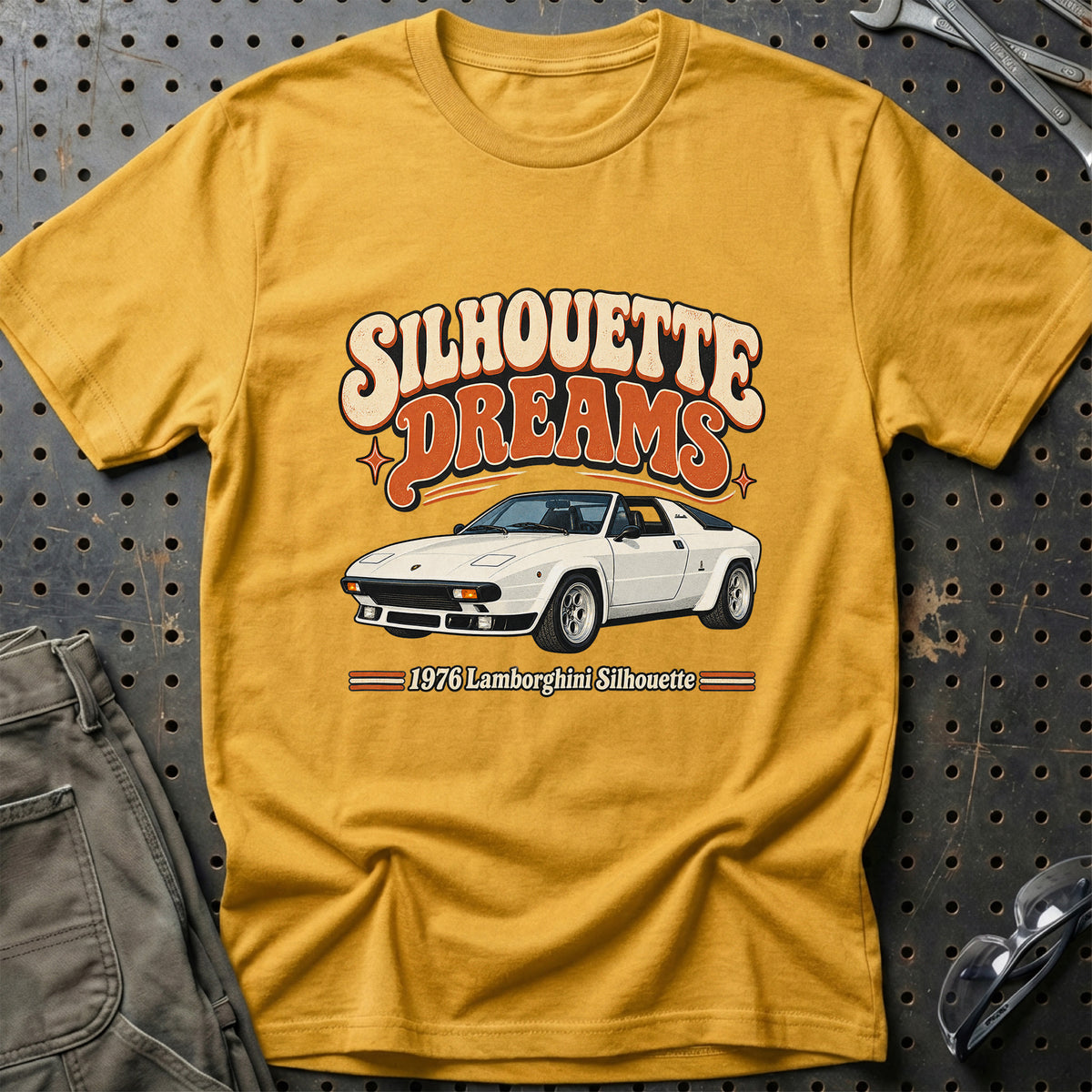 
Lamborghini Silhouette 1976 – Silhouette Dreams T-Shirt – Guld