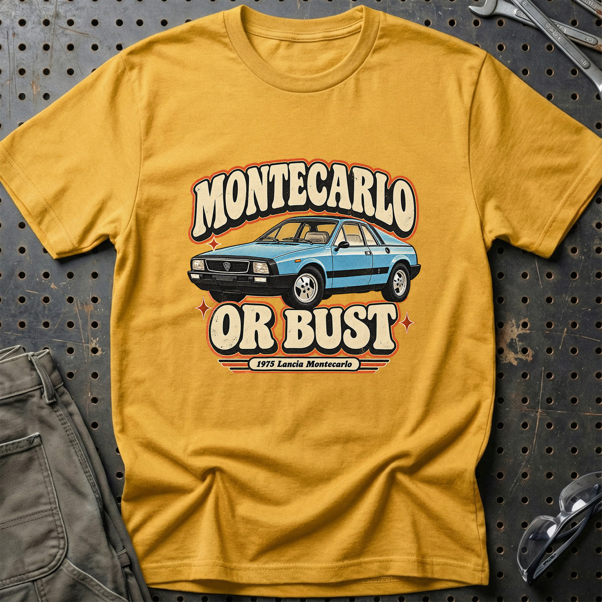 
Lancia Montecarlo 1975 – Montecarlo or Bust T-Shirt – Guld