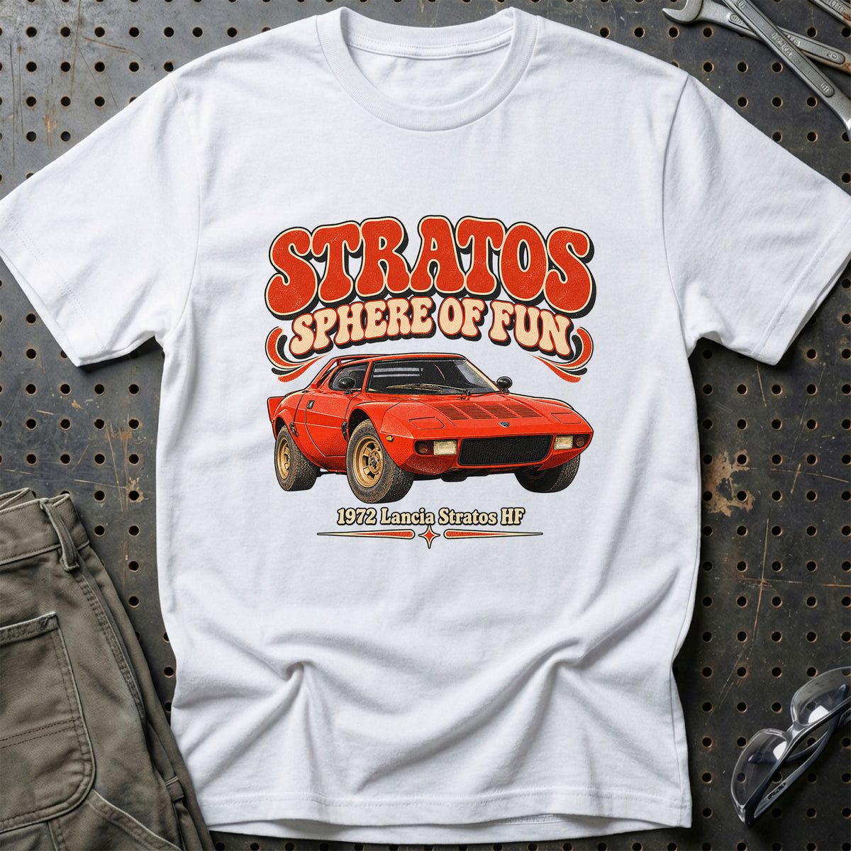 
Lancia Stratos HF 1972 – Stratos Sphere of Fun T-Shirt – Hvid