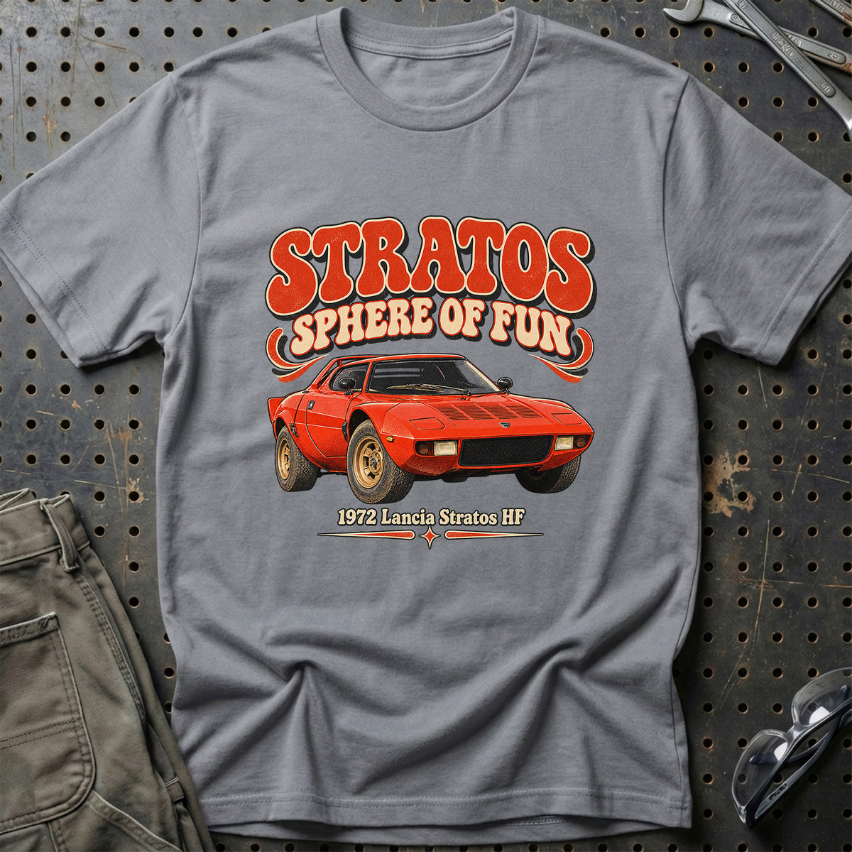 
Lancia Stratos HF 1972 – Stratos Sphere of Fun T-Shirt – Grå Sport