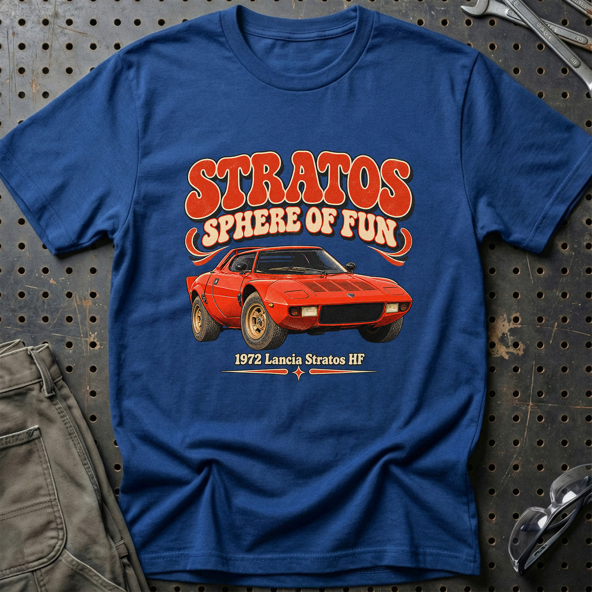 
Lancia Stratos HF 1972 – Stratos Sphere of Fun T-Shirt – Blå Royal