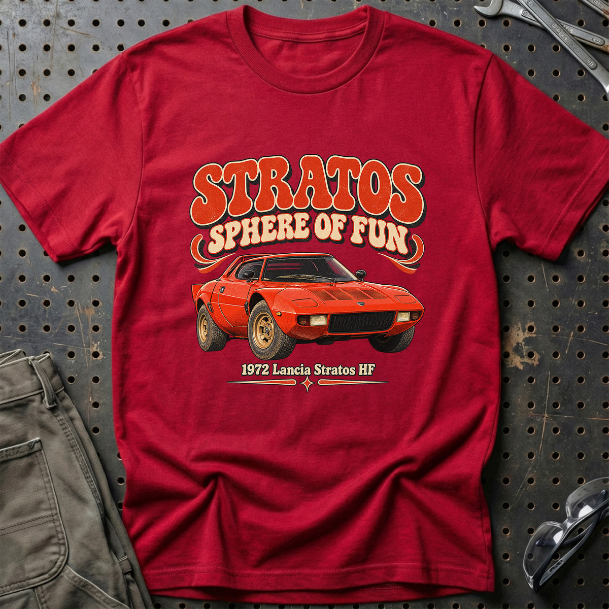 
Lancia Stratos HF 1972 – Stratos Sphere of Fun T-Shirt – Rød