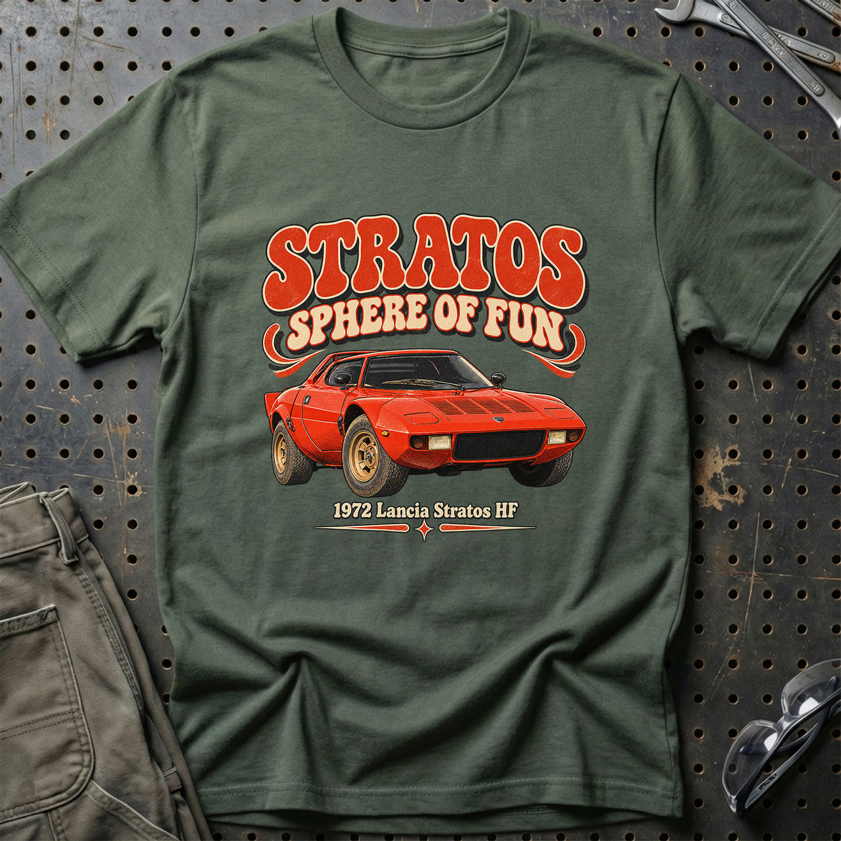 
Lancia Stratos HF 1972 – Stratos Sphere of Fun T-Shirt – Grøn Militær