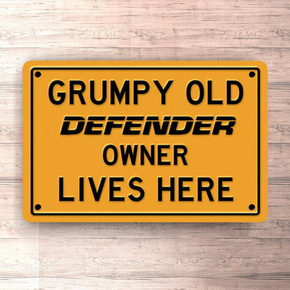 Land Rover Defender Grumpy Old Land Rover Defendrer Owner Lives Here Skilte, Musemåtte, Dørmåtte , Plakat-Skilte-Land Rover-Garage Culture Shop- garage - man cave - merchandise