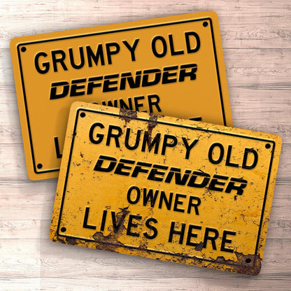 Land Rover Defender Grumpy Old Land Rover Defendrer Owner Lives Here Skilte, Musemåtte, Dørmåtte , Plakat-Skilte-Land Rover-Garage Culture Shop- garage - man cave - merchandise