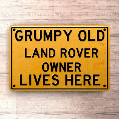 Land Rover Grumpy Old Land Rover Owner Lives Here Skilte, Musemåtte, Dørmåtte-Skilte-Land Rover-Garage Culture Shop- garage - man cave - merchandise