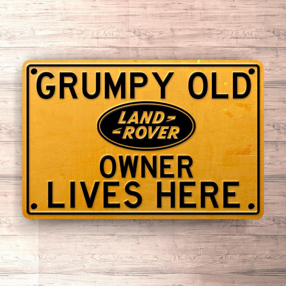 Land Rover Grumpy Old Land Rover Owner Lives Here Skilte, Musemåtte, Dørmåtte-Skilte-Land Rover-Garage Culture Shop- garage - man cave - merchandise