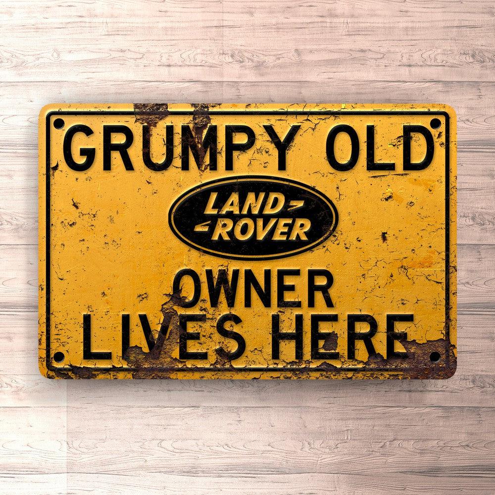 Land Rover Grumpy Old Land Rover Owner Lives Here Skilte, Musemåtte, Dørmåtte-Skilte-Land Rover-Garage Culture Shop- garage - man cave - merchandise