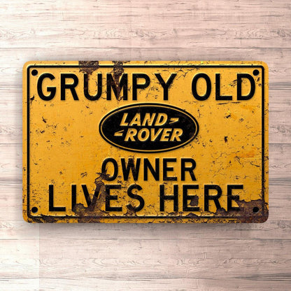 Land Rover Grumpy Old Land Rover Owner Lives Here Skilte, Musemåtte, Dørmåtte , Plakat-Skilte-Land Rover-Garage Culture Shop- garage - man cave - merchandise