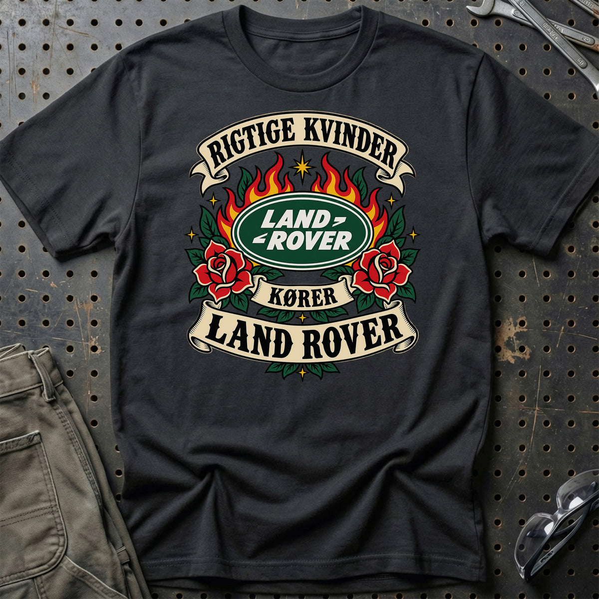 Land Rover Rigtige Kvinder Kører – Roser og Flammer T-Shirt – Sort