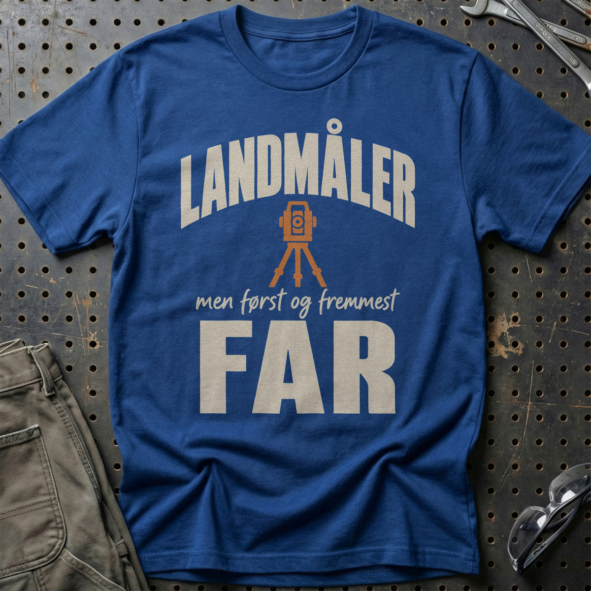 
Produktbillede af Landmåler – Men Først Og Fremmest Far T-Shirt