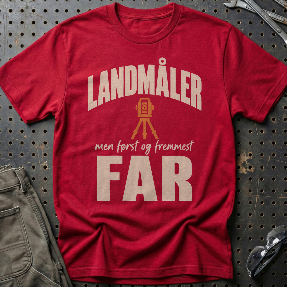
Produktbillede af Landmåler – Men Først Og Fremmest Far T-Shirt
