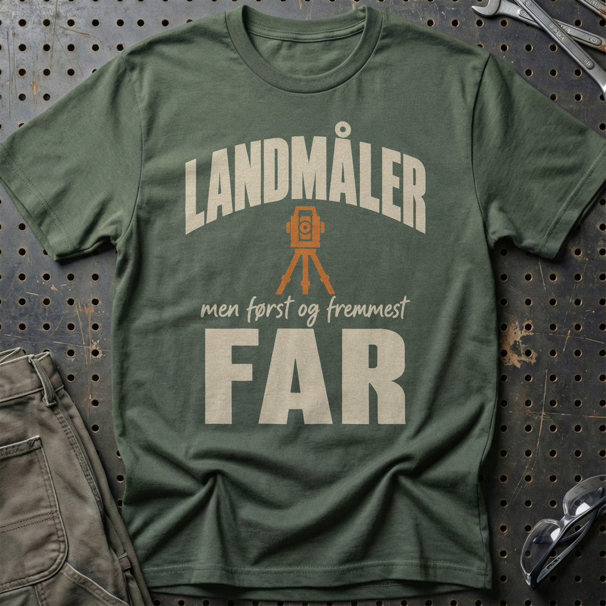 
Produktbillede af Landmåler – Men Først Og Fremmest Far T-Shirt