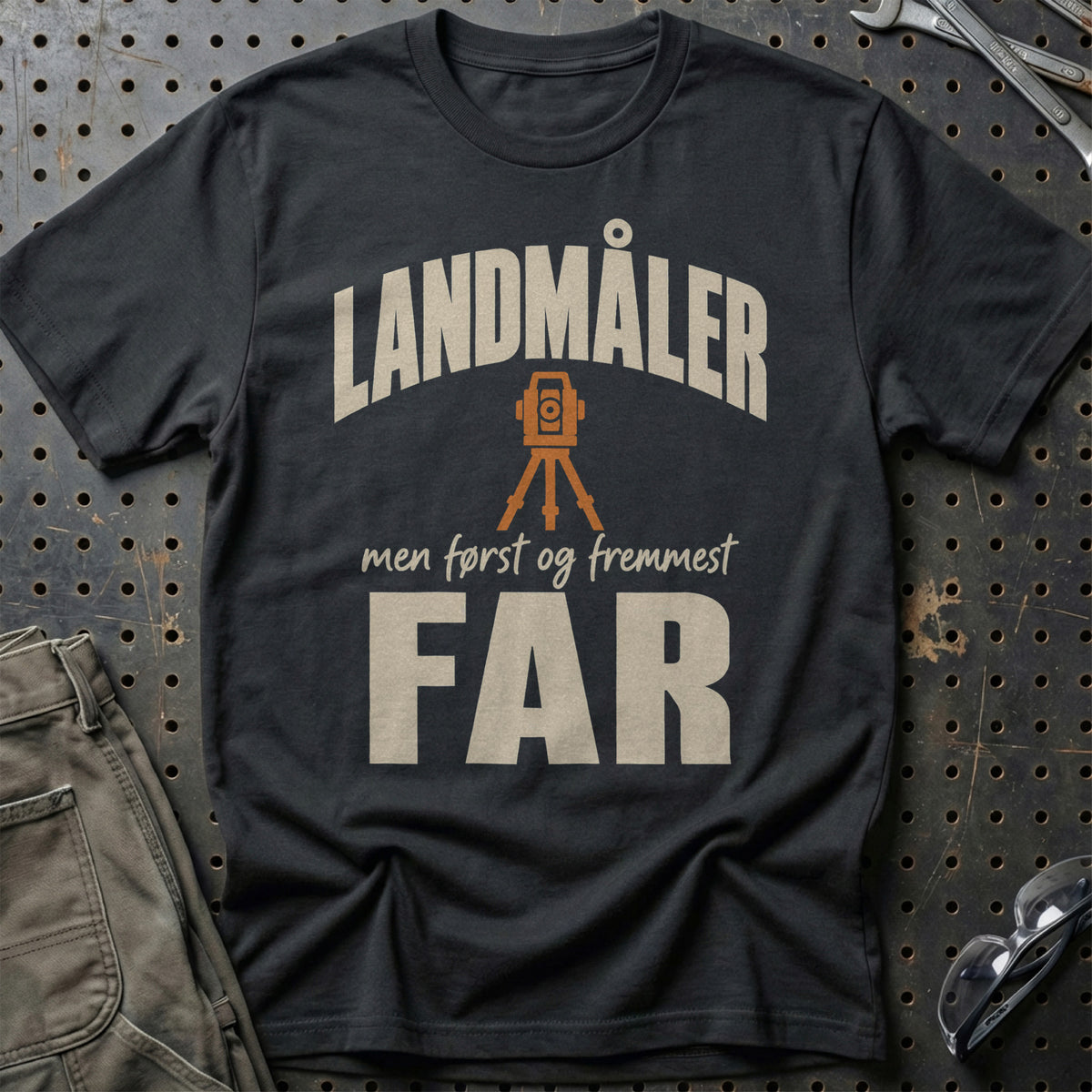 
Produktbillede af Landmåler – Men Først Og Fremmest Far T-Shirt
