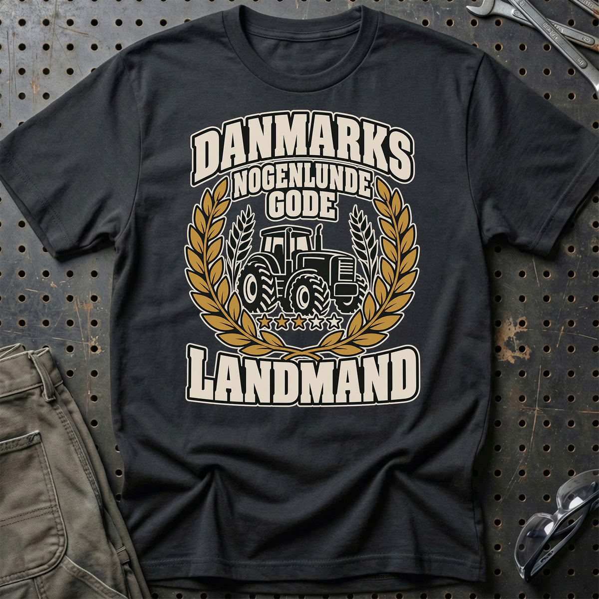 Landmand – Danmarks Nogenlunde Gode T-Shirt-Beklædning-Garage Culture-Sort-S-Garage Culture Shop- garage - man cave - merchandise