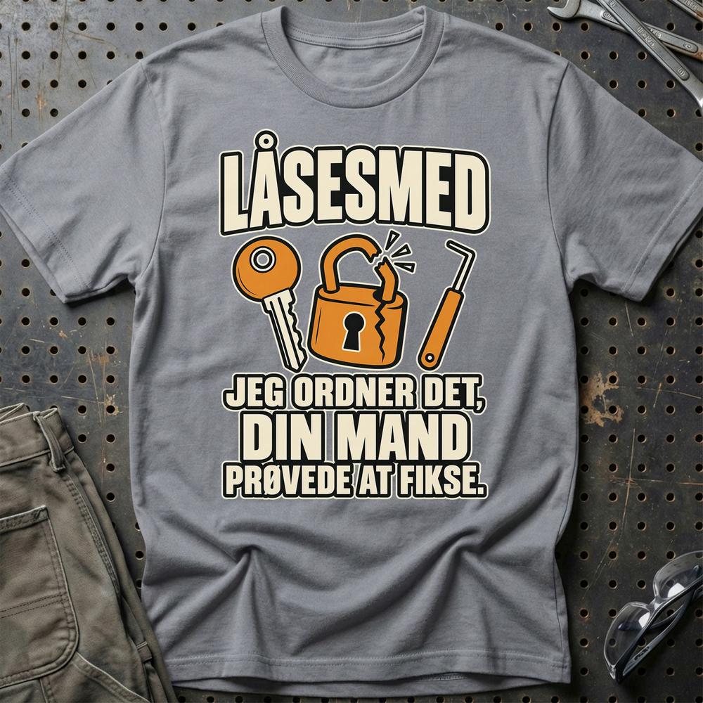
Produktbillede af Låsesmed – Jeg Ordner Det, Din Mand Prøvede At Fikse T-Shirt