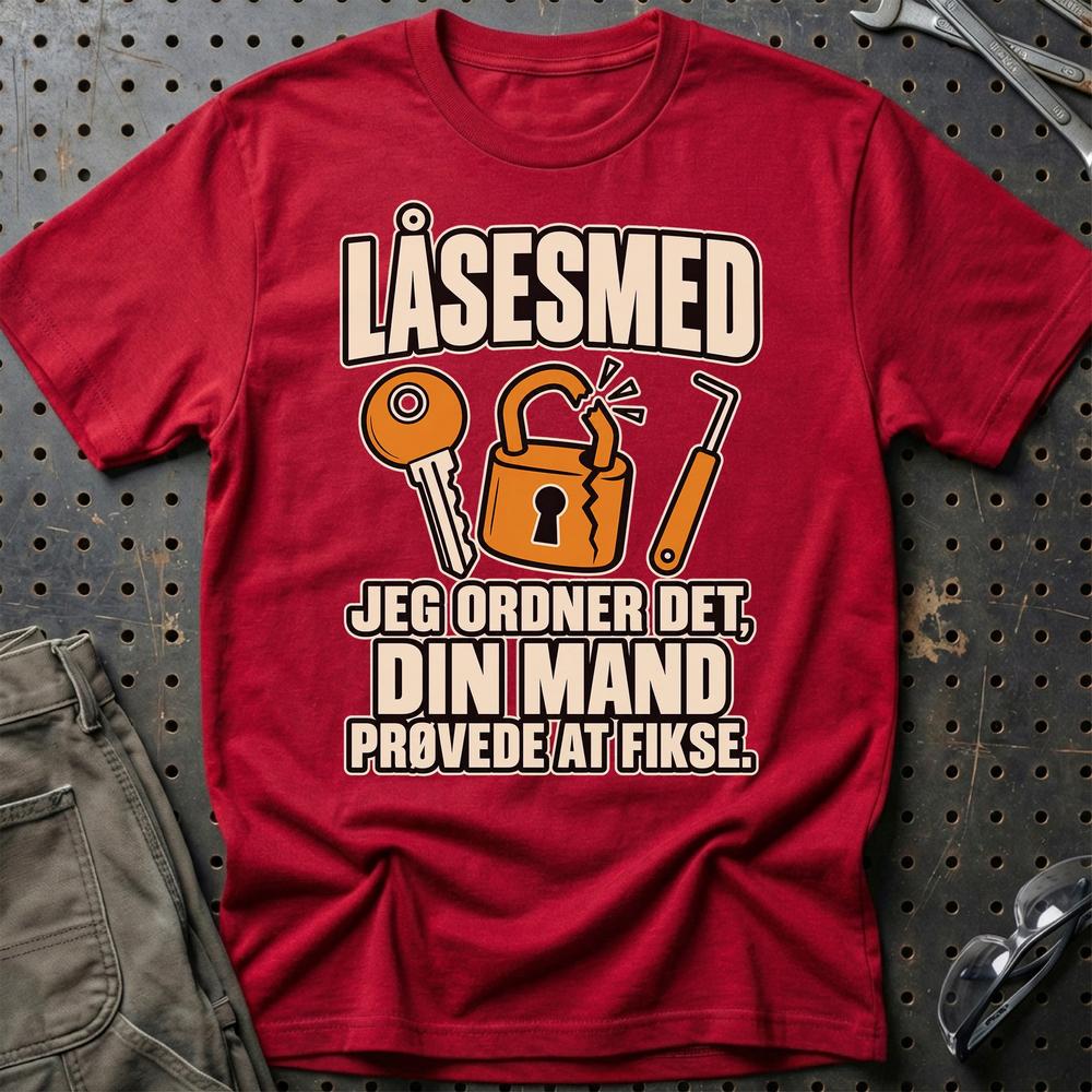 
Produktbillede af Låsesmed – Jeg Ordner Det, Din Mand Prøvede At Fikse T-Shirt