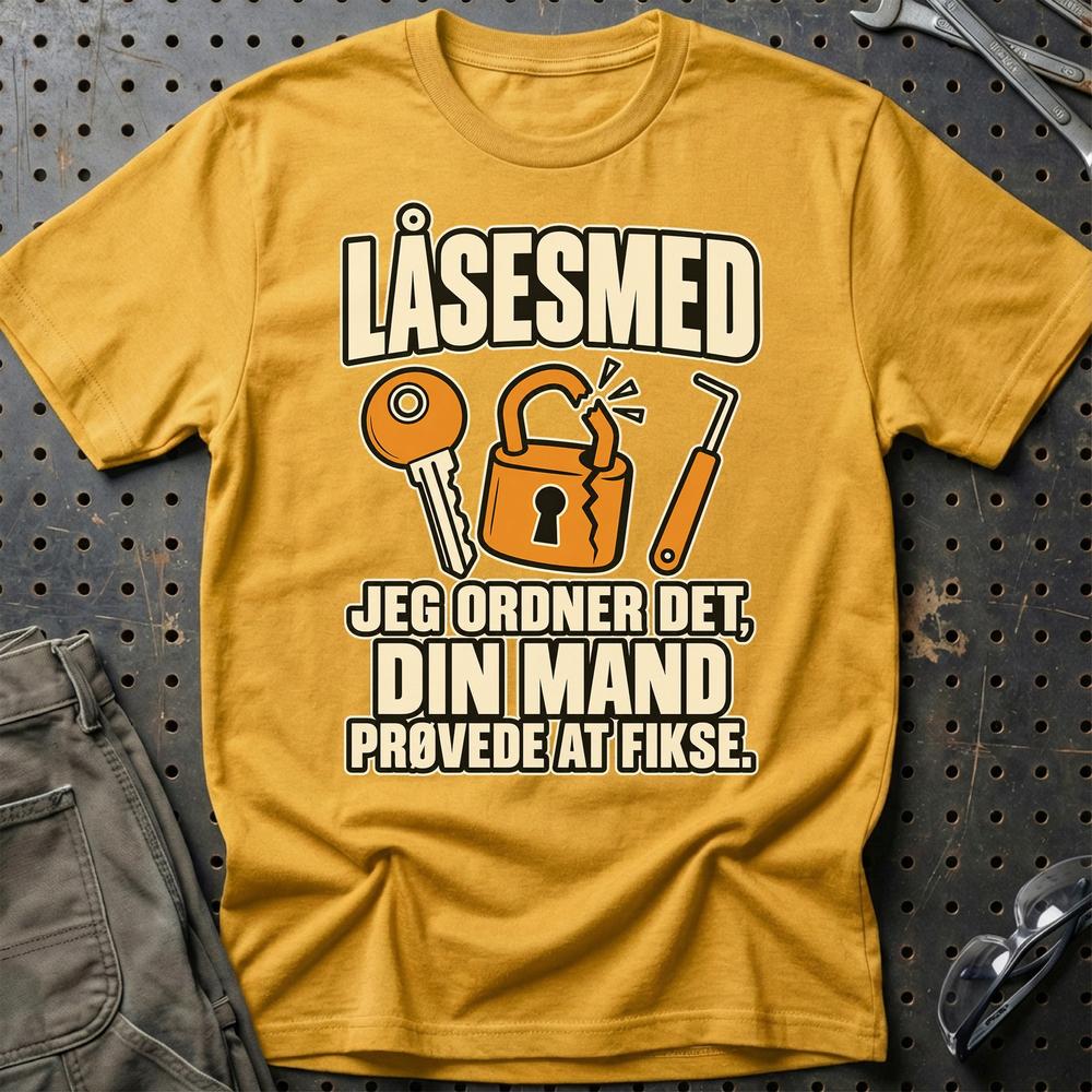 
Produktbillede af Låsesmed – Jeg Ordner Det, Din Mand Prøvede At Fikse T-Shirt