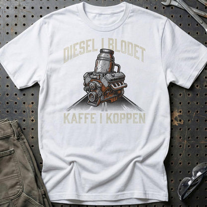 Lastbilchauffør Diesel i Blodet, Kaffe i Koppen - Unisex T-Shirt , Bomuld-Beklædning-Garage Culture-Hvid-S-Garage Culture Shop- garage - man cave - merchandise