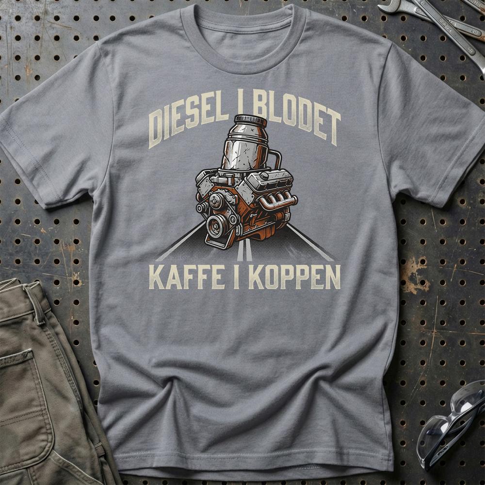 Lastbilchauffør Diesel i Blodet, Kaffe i Koppen - Unisex T-Shirt , Bomuld-Beklædning-Garage Culture-Grå Sport-S-Garage Culture Shop- garage - man cave - merchandise