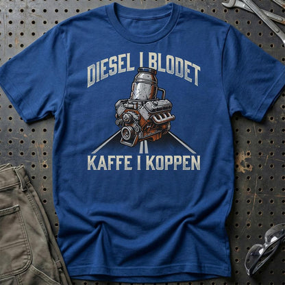 Lastbilchauffør Diesel i Blodet, Kaffe i Koppen - Unisex T-Shirt , Bomuld-Beklædning-Garage Culture-Blå Royal-S-Garage Culture Shop- garage - man cave - merchandise