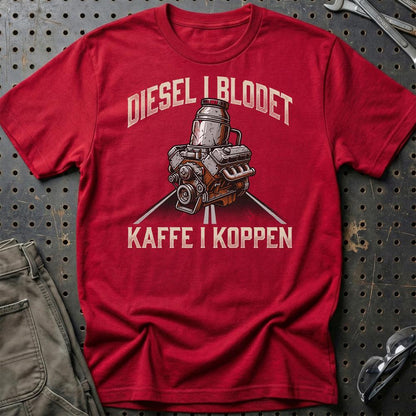 Lastbilchauffør Diesel i Blodet, Kaffe i Koppen - Unisex T-Shirt , Bomuld-Beklædning-Garage Culture-Rød-S-Garage Culture Shop- garage - man cave - merchandise