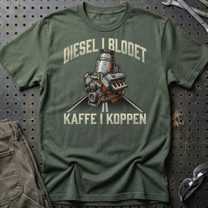 Lastbilchauffør Diesel i Blodet, Kaffe i Koppen - Unisex T-Shirt , Bomuld-Beklædning-Garage Culture-Grøn Militær-S-Garage Culture Shop- garage - man cave - merchandise