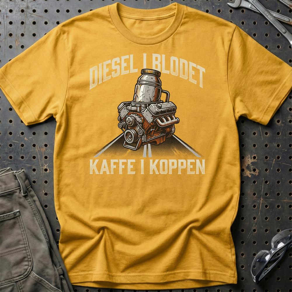 Lastbilchauffør Diesel i Blodet, Kaffe i Koppen - Unisex T-Shirt , Bomuld-Beklædning-Garage Culture-Guld-S-Garage Culture Shop- garage - man cave - merchandise
