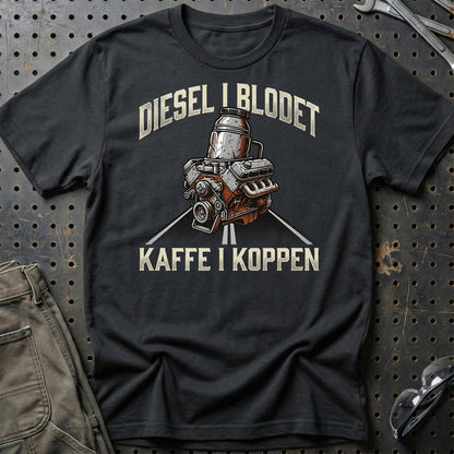 Lastbilchauffør Diesel i Blodet, Kaffe i Koppen - Unisex T-Shirt , Bomuld-Beklædning-Garage Culture-Sort-S-Garage Culture Shop- garage - man cave - merchandise