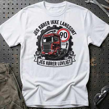 Lastbilchauffør Jeg Kører Ikke Langsomt, Jeg Kører Lovligt - Unisex T-Shirt , Bomuld-Beklædning-Garage Culture-Hvid-S-Garage Culture Shop- garage - man cave - merchandise