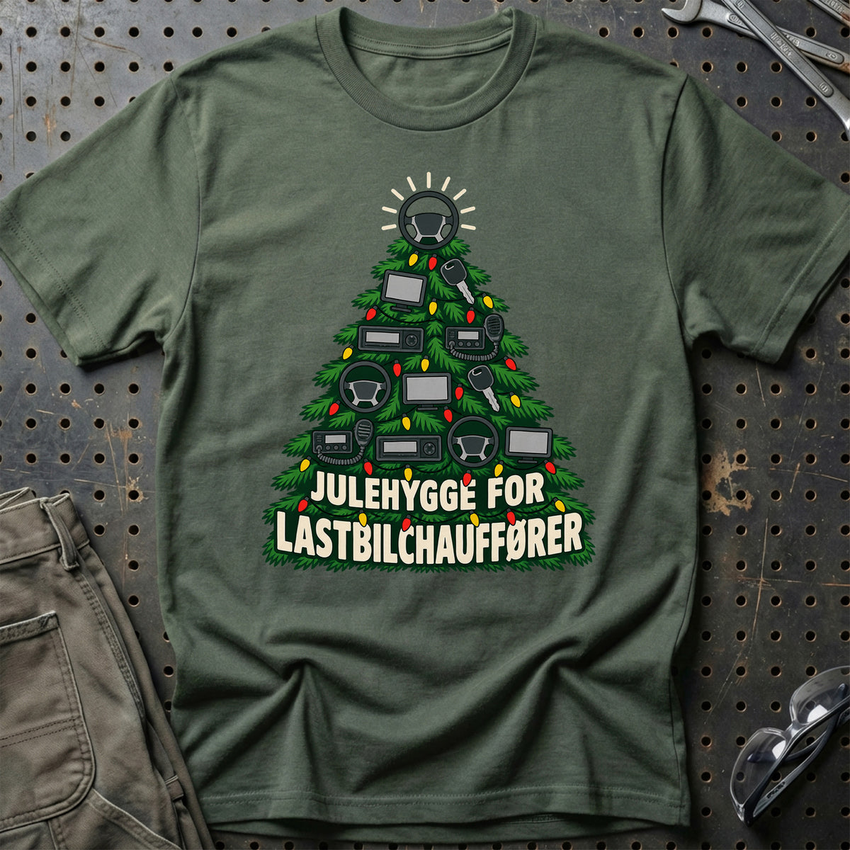 
Lastbilchauffør – Julehygge – Unisex T-Shirt – Grøn Militær