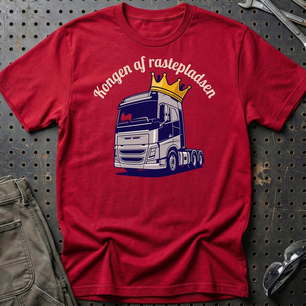 Lastbilchauffør Kongen af Rastepladsen - Unisex T-Shirt , Bomuld-Beklædning-Garage Culture-Rød-S-Garage Culture Shop- garage - man cave - merchandise