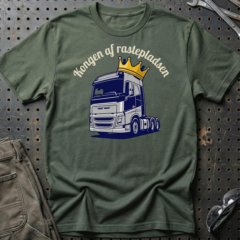 Lastbilchauffør Kongen af Rastepladsen - Unisex T-Shirt , Bomuld-Beklædning-Garage Culture-Grøn Militær-S-Garage Culture Shop- garage - man cave - merchandise