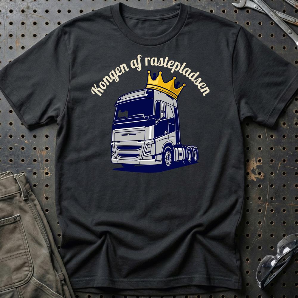 Lastbilchauffør Kongen af Rastepladsen - Unisex T-Shirt , Bomuld-Beklædning-Garage Culture-Sort-S-Garage Culture Shop- garage - man cave - merchandise