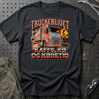 Lastbilchauffør Truckerlivet, Kaffe, Kø og Køretid - Unisex T-Shirt , Bomuld-Beklædning-Garage Culture-Sort-S-Garage Culture Shop- garage - man cave - merchandise