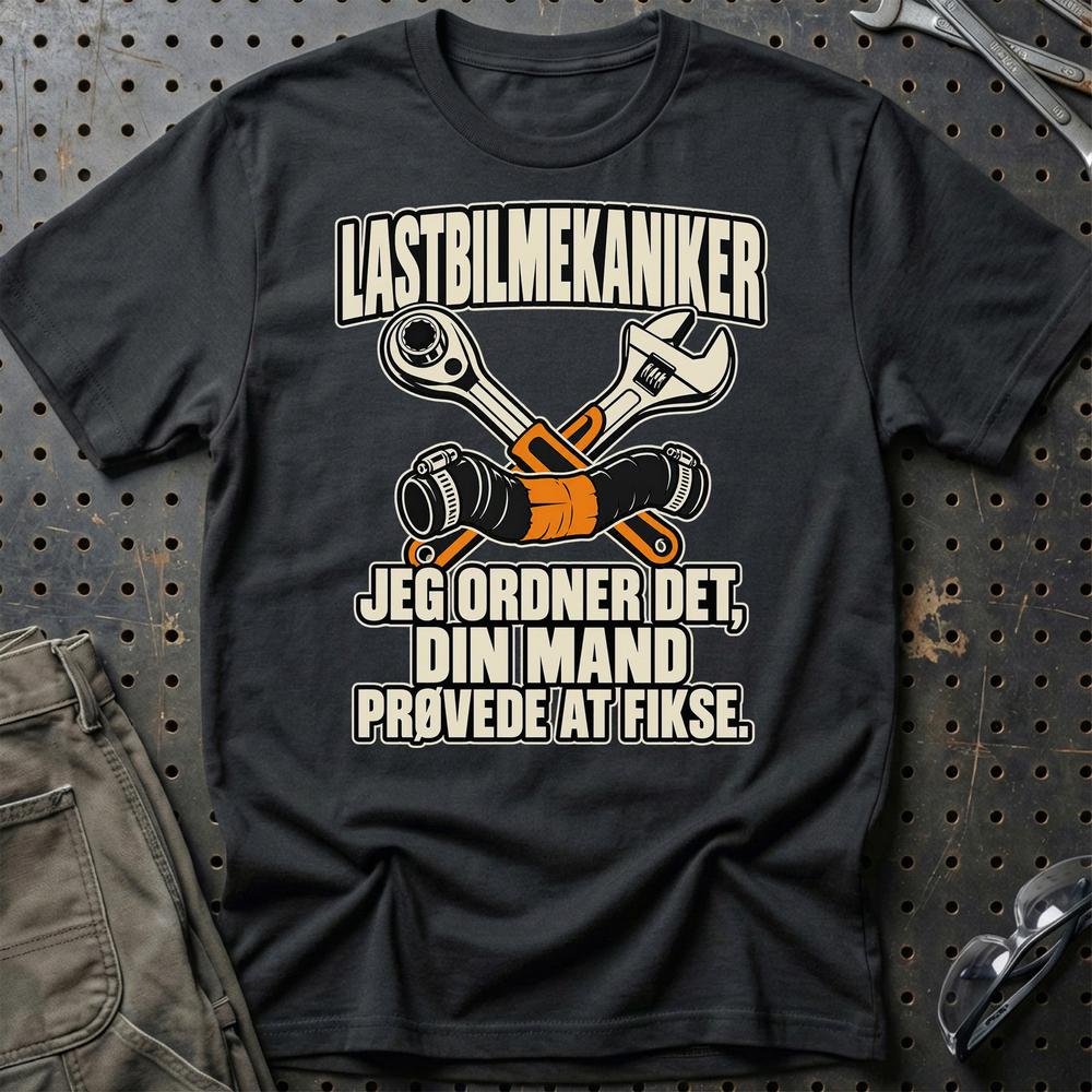 Lastbilmekaniker – Jeg Ordner Det, Din Mand Prøvede At Fikse T-Shirt-Beklædning-Garage Culture-Sort-S-Garage Culture Shop- garage - man cave - merchandise
