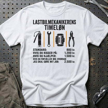 Lastbilmekanikerens Timeløn – Unisex T-Shirt, Bomuld-Beklædning-Garage Culture-Hvid-S-Garage Culture Shop- garage - man cave - merchandise