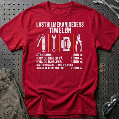 Lastbilmekanikerens Timeløn – Unisex T-Shirt, Bomuld-Beklædning-Garage Culture-Rød-S-Garage Culture Shop- garage - man cave - merchandise