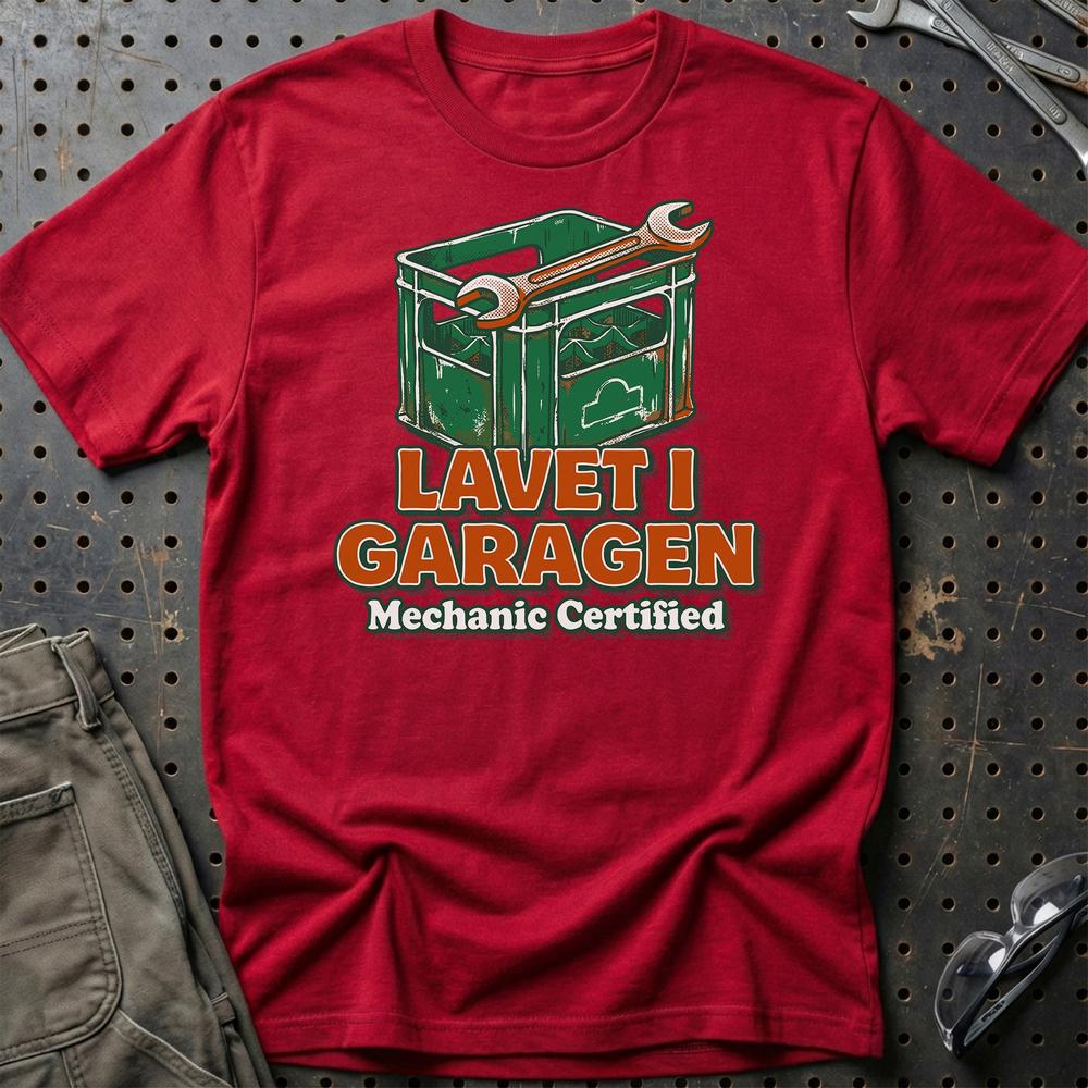 Lavet i Garagen - Mekaniker T-Shirt-Beklædning-Garage Culture-Rød-S-Garage Culture Shop- garage - man cave - merchandise