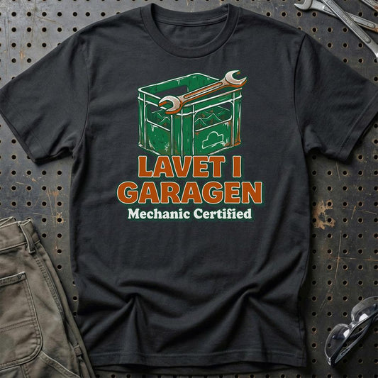 Lavet i Garagen – Mekaniker - Unisex T-Shirt , Bomuld-Beklædning-Garage Culture-Sort-S-Garage Culture Shop- garage - man cave - merchandise