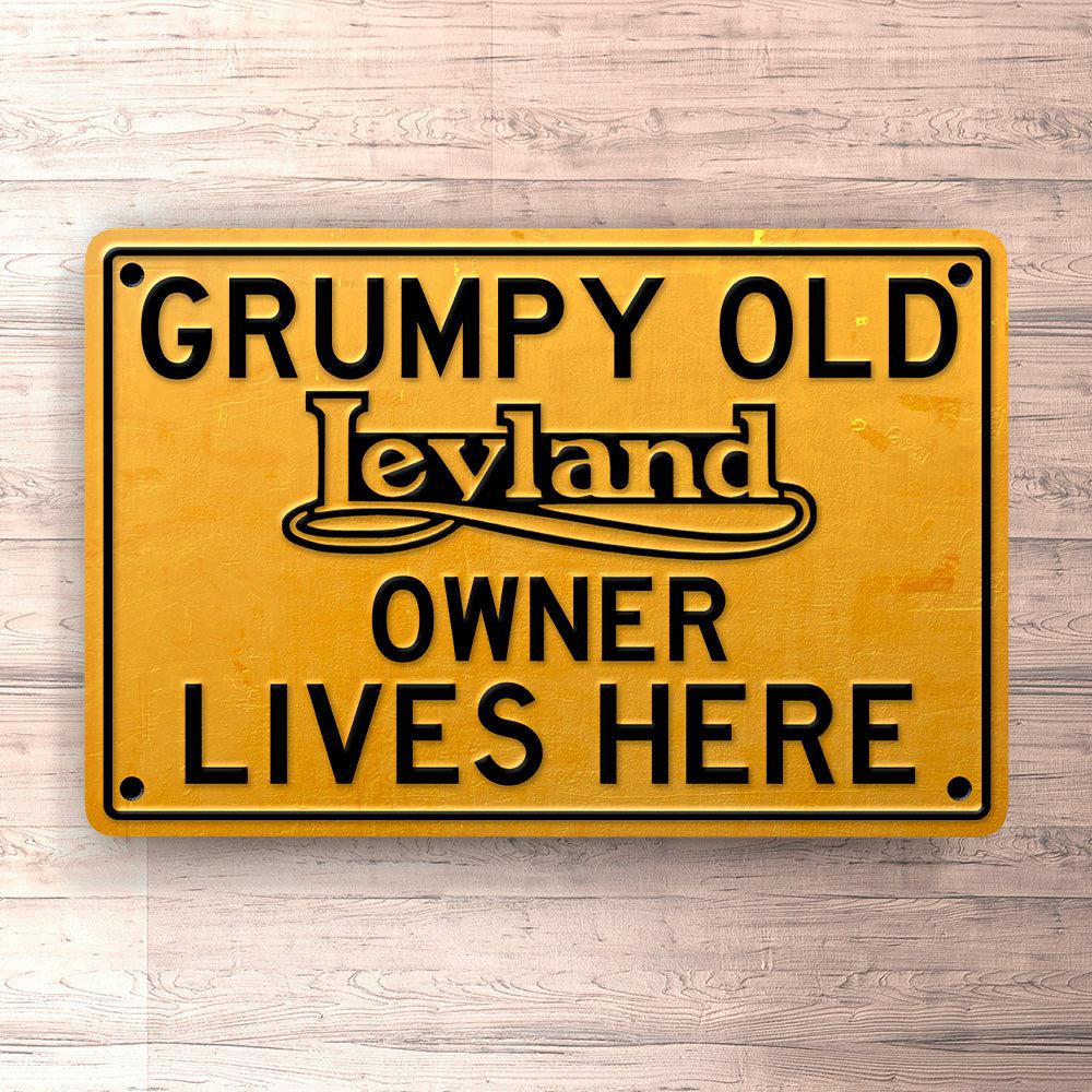 Leyland Grumpy Old Leyland Owner Lives Here Skilte, Musemåtte, Dørmåtte-Skilte-Leyland-Garage Culture Shop- garage - man cave - merchandise