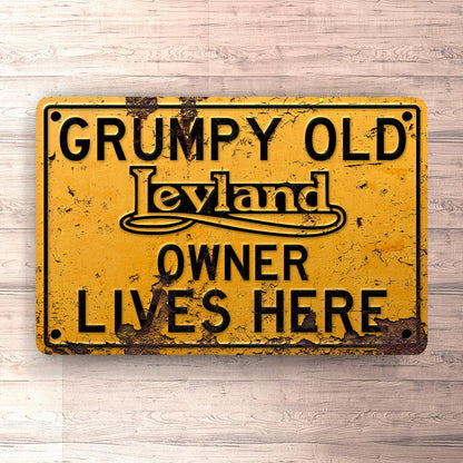 Leyland Grumpy Old Leyland Owner Lives Here Skilte, Musemåtte, Dørmåtte-Skilte-Leyland-Garage Culture Shop- garage - man cave - merchandise