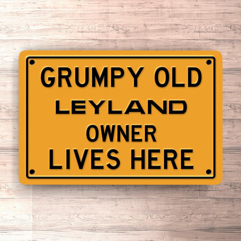 Leyland Grumpy Old Owner Lives Here Skilte, Musemåtte, Dørmåtte-Skilte-Leyland-Garage Culture Shop- garage - man cave - merchandise